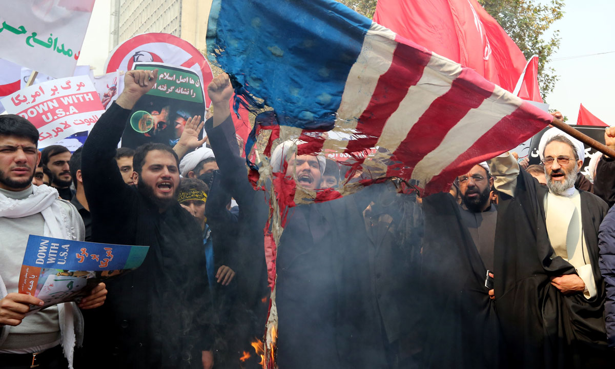 Iran, torna il rogo delle bandiere USA – Foto