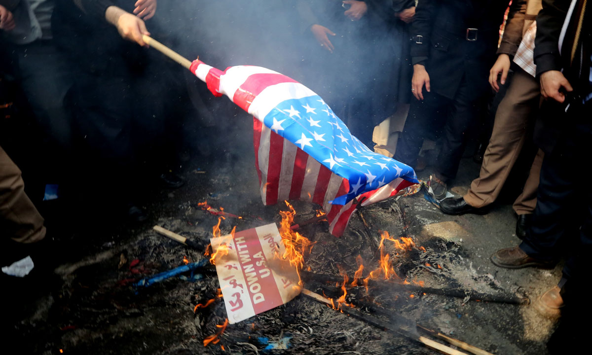 Iran, torna il rogo delle bandiere USA – Foto