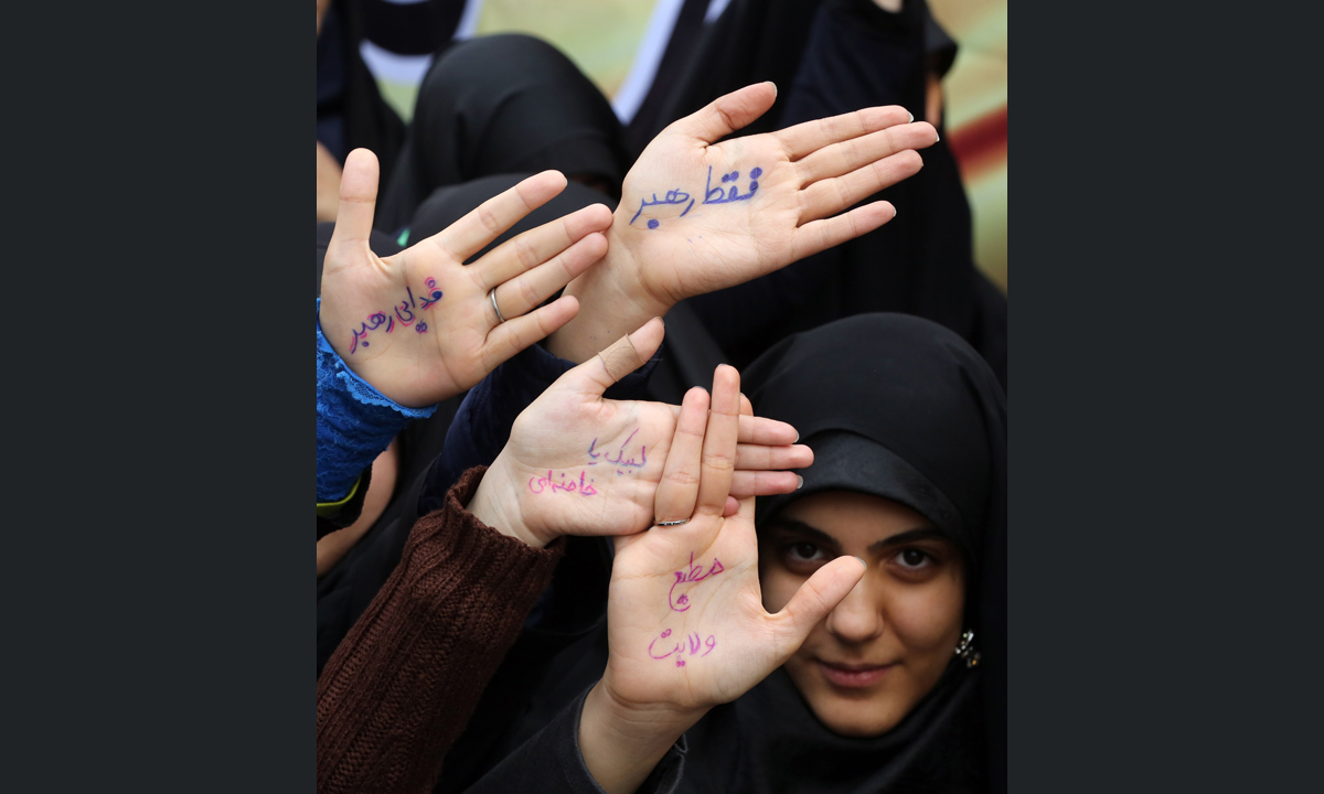 Iran, torna il rogo delle bandiere USA – Foto