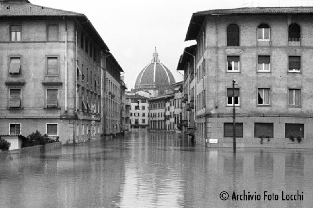 L’alluvione di Firenze del ’66 negli scatti dell’Archivio Locchi