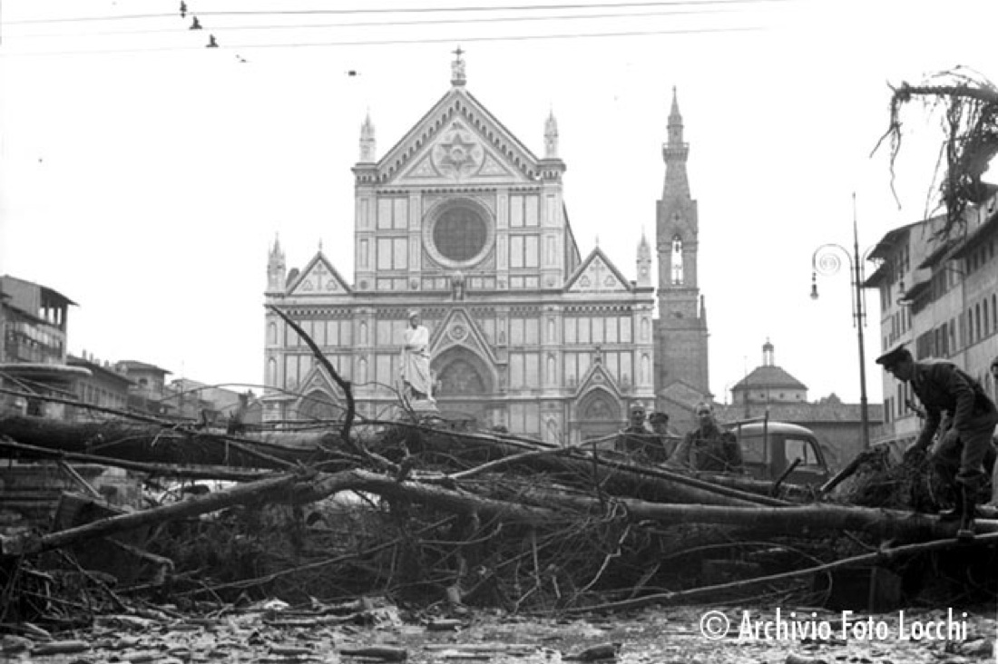 L’alluvione di Firenze del ’66 negli scatti dell’Archivio Locchi