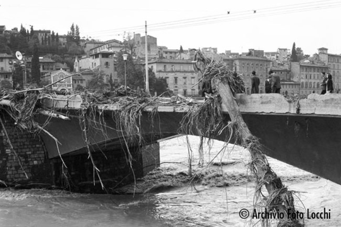 L’alluvione di Firenze del ’66 negli scatti dell’Archivio Locchi