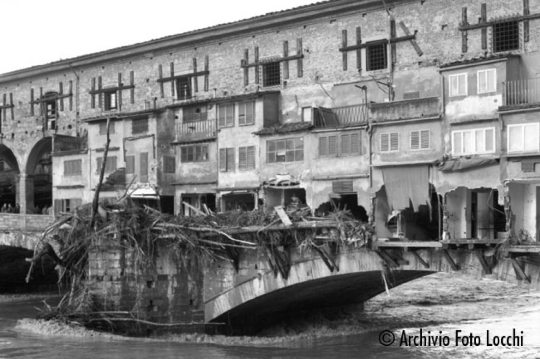 L’alluvione di Firenze del ’66 negli scatti dell’Archivio Locchi