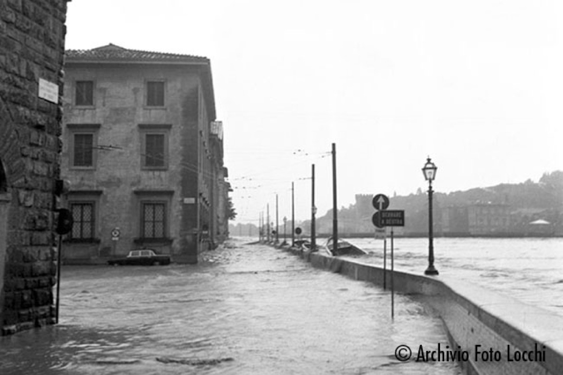 L’alluvione di Firenze del ’66 negli scatti dell’Archivio Locchi