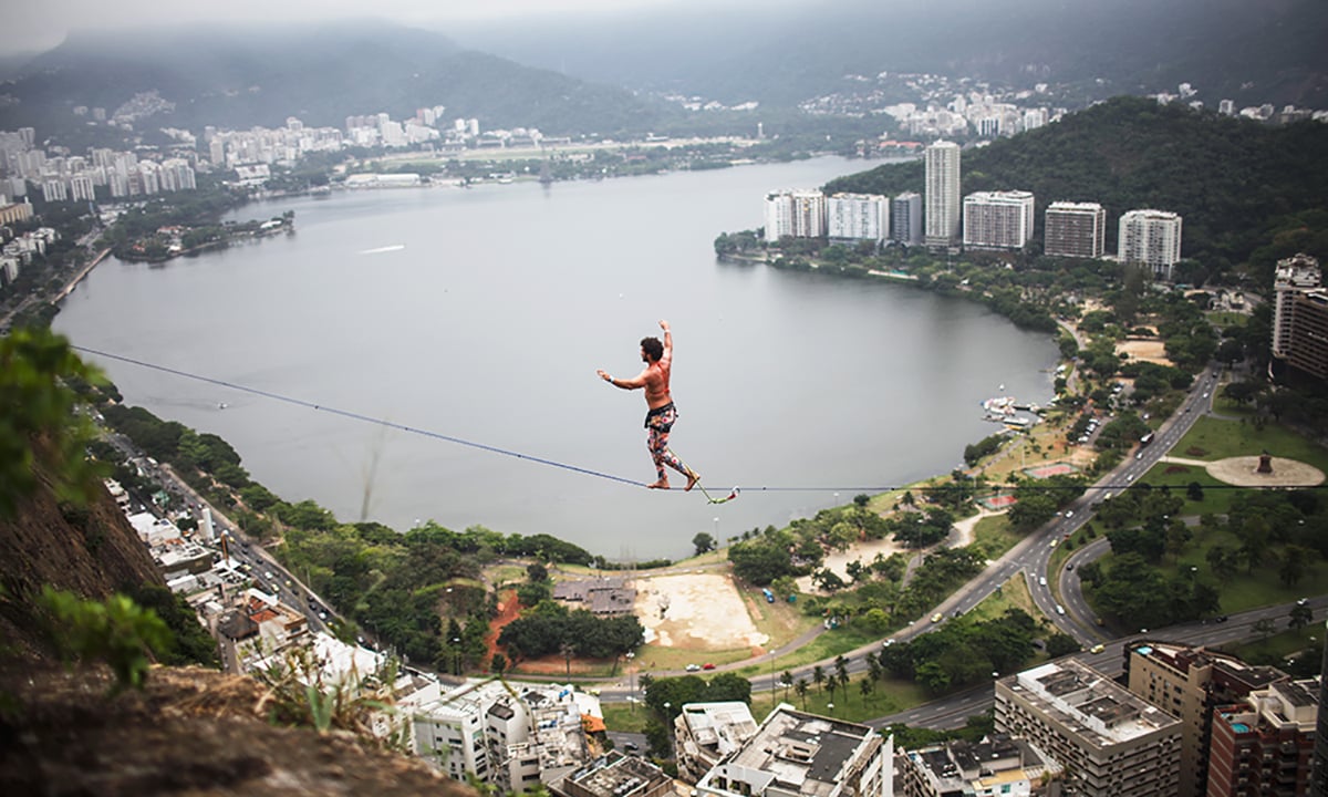 Rio De Janeiro, highlining in equilibrio sul vuoto