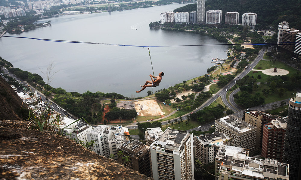 Rio De Janeiro, highlining in equilibrio sul vuoto