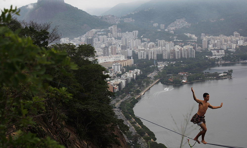 Rio De Janeiro, highlining in equilibrio sul vuoto