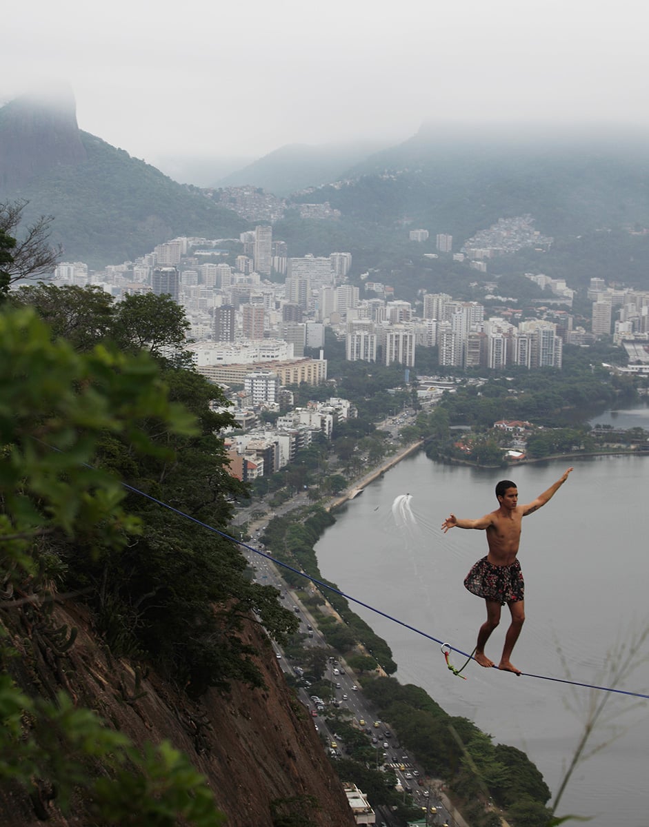 Rio De Janeiro, highlining in equilibrio sul vuoto