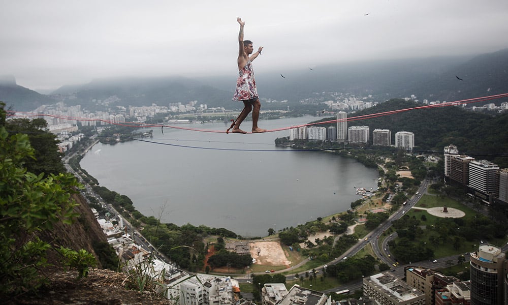 Rio De Janeiro, highlining in equilibrio sul vuoto