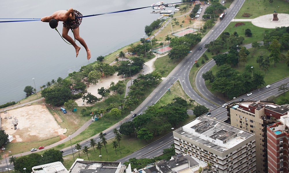 Rio De Janeiro, highlining in equilibrio sul vuoto