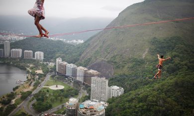 Rio De Janeiro, highlining in equilibrio sul vuoto