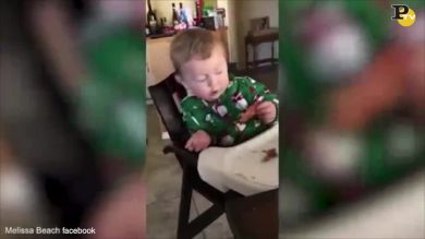 Bimbo assaggia il bacon per la prima volta