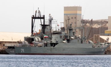 Nave iraniana spara razzi vicino a una nave Usa