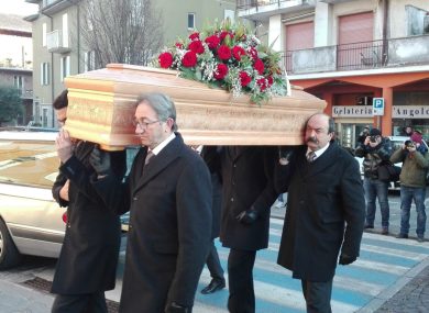 Bossetti ai funerali del padre: “Senza genitori non si è nessuno”