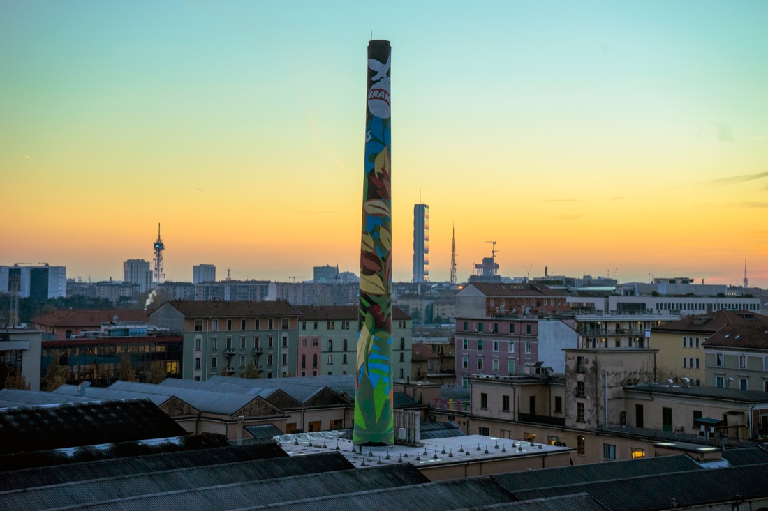 Svetta la nuova #CiminieraBranca nel cielo di Milano