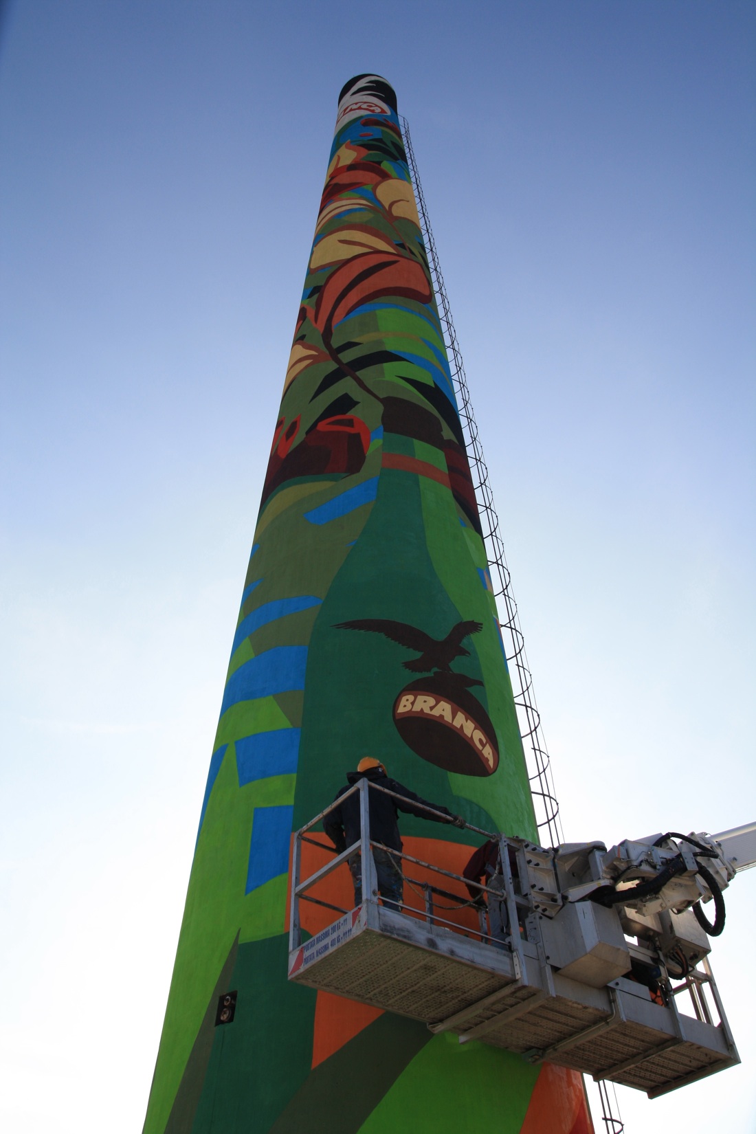 Svetta la nuova #CiminieraBranca nel cielo di Milano