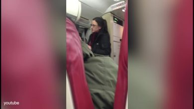 Hostess canta “Jingle Bells” sull’aereo