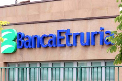 Perquisizioni nella sede di Banca Etruria dopo il suicidio del pensionato