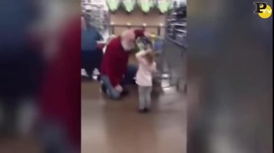 La bambina scambia il cliente per Babbo Natale