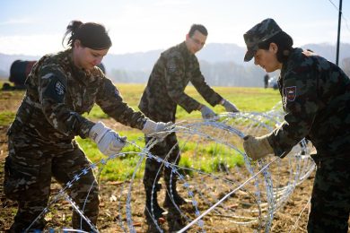 Una partita di pallavolo contro il filo spinato anti-migranti