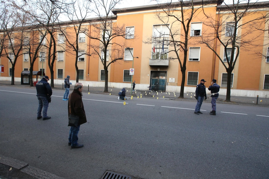 Brescia, una bomba rudimentale esplode davanti alla scuola di polizia Brescia, una bomba rudimentale esplode davanti alla scuola di polizia