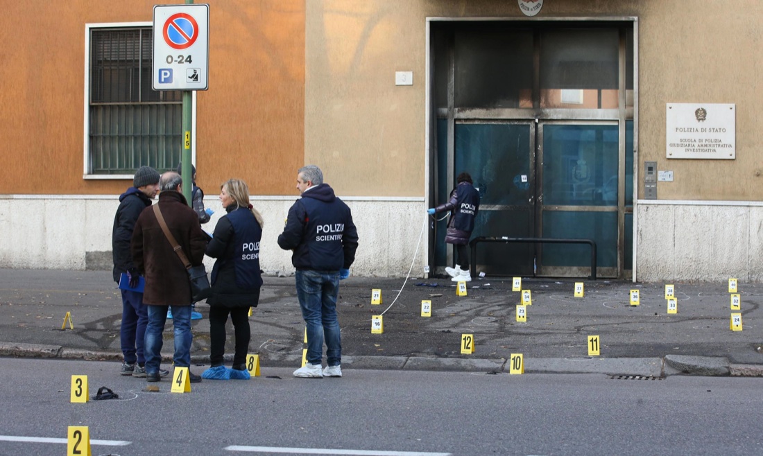 Brescia, una bomba rudimentale esplode davanti alla scuola di polizia Brescia, una bomba rudimentale esplode davanti alla scuola di polizia