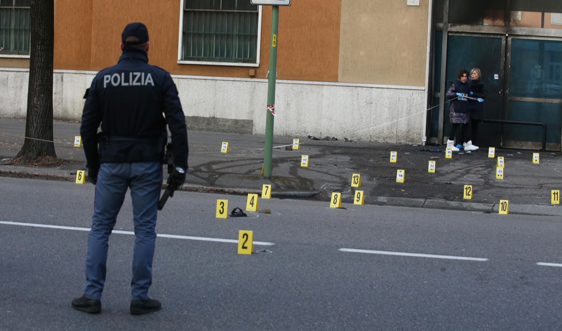 Brescia, una bomba rudimentale esplode davanti alla scuola di polizia Brescia, una bomba rudimentale esplode davanti alla scuola di polizia