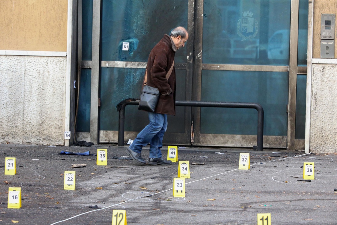 Brescia, una bomba rudimentale esplode davanti alla scuola di polizia Brescia, una bomba rudimentale esplode davanti alla scuola di polizia