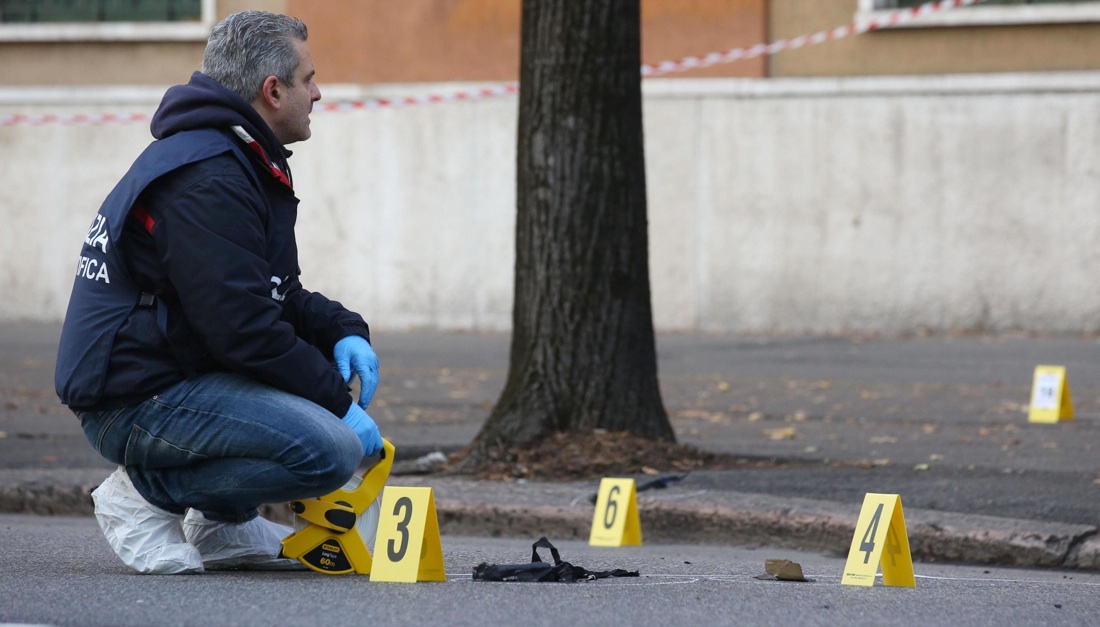 Brescia, una bomba rudimentale esplode davanti alla scuola di polizia Brescia, una bomba rudimentale esplode davanti alla scuola di polizia