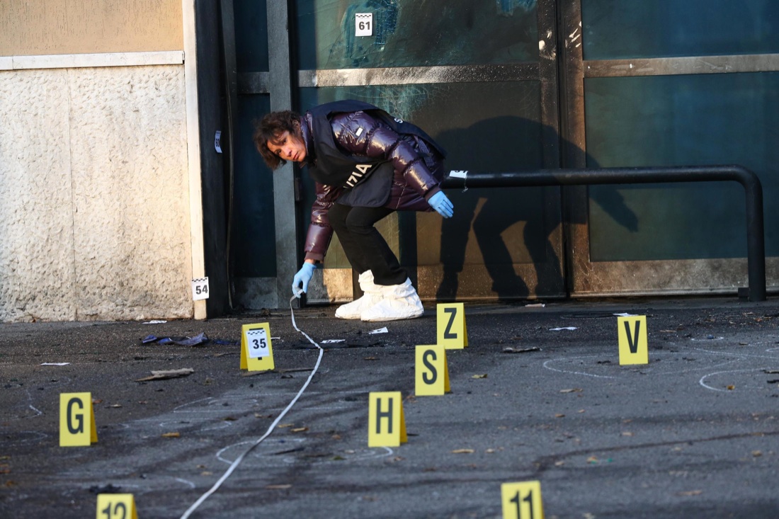 Brescia, una bomba rudimentale esplode davanti alla scuola di polizia Brescia, una bomba rudimentale esplode davanti alla scuola di polizia