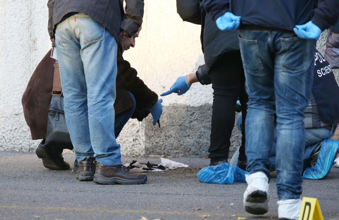 Brescia, una bomba rudimentale esplode davanti alla scuola di polizia Brescia, una bomba rudimentale esplode davanti alla scuola di polizia
