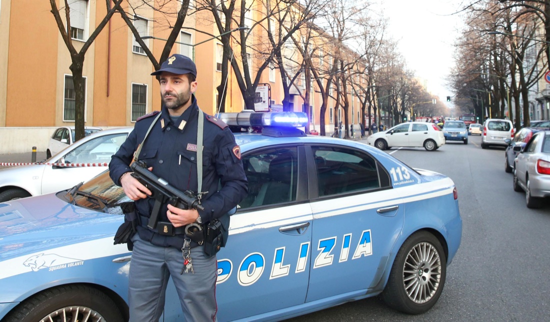 Brescia, una bomba rudimentale esplode davanti alla scuola di polizia Brescia, una bomba rudimentale esplode davanti alla scuola di polizia