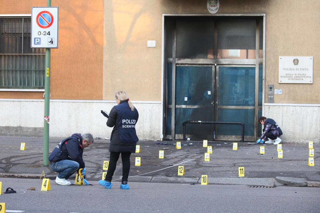 Brescia, una bomba rudimentale esplode davanti alla scuola di polizia Brescia, una bomba rudimentale esplode davanti alla scuola di polizia