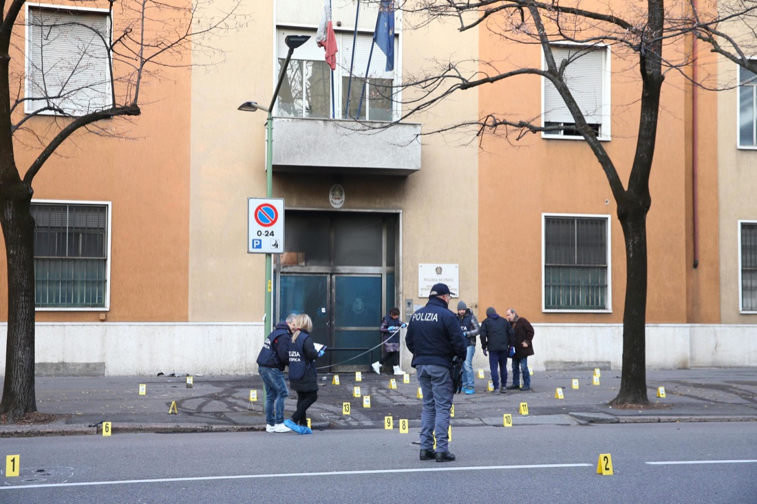 Brescia, una bomba rudimentale esplode davanti alla scuola di polizia Brescia, una bomba rudimentale esplode davanti alla scuola di polizia