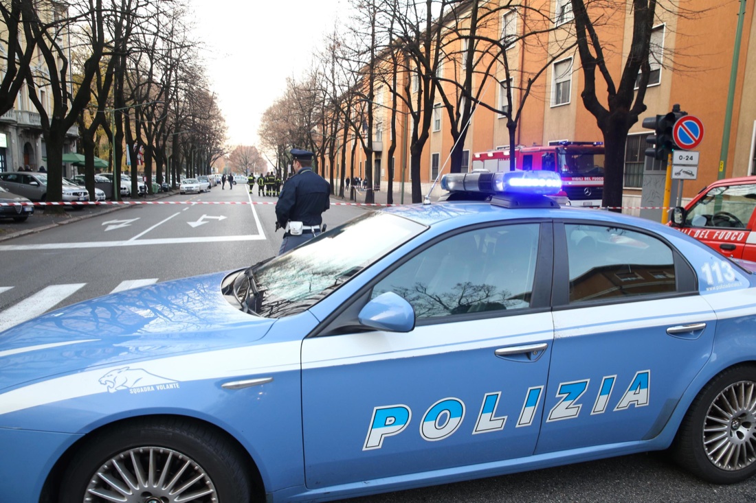 Brescia, una bomba rudimentale esplode davanti alla scuola di polizia Brescia, una bomba rudimentale esplode davanti alla scuola di polizia