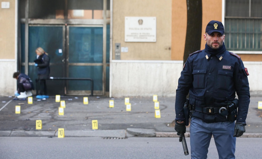 Brescia, una bomba rudimentale esplode davanti alla scuola di polizia Brescia, una bomba rudimentale esplode davanti alla scuola di polizia