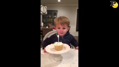 Compie due anni, ma che fatica spegnere la candelina!