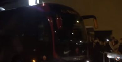 Roma, la contestazione dei tifosi: “Mercenari”. Uova e insulti sulla squadra