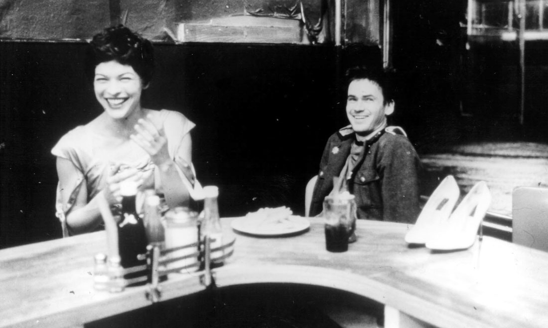 Milla Jovovich, 40 anni per la donna con la pistola – Foto Milla Jovovich, 40 anni per la donna con la pistola – Foto