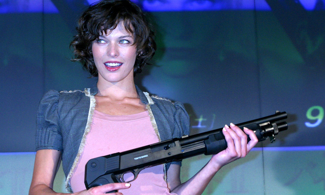 Milla Jovovich, 40 anni per la donna con la pistola – Foto Milla Jovovich, 40 anni per la donna con la pistola – Foto