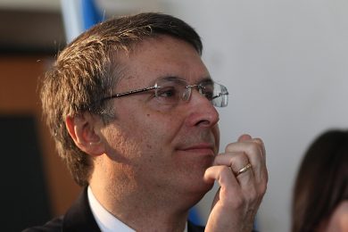 Banche: Renzi affida a Cantone gli arbitrati per i risparmiatori truffati