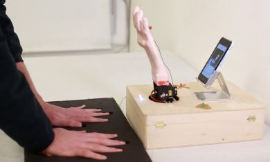 Questo robot trova per noi il vero amore su Tinder