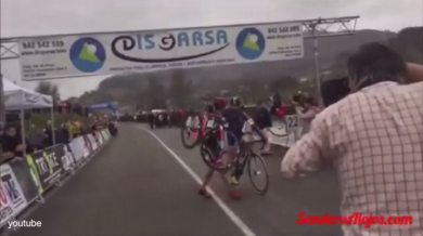Fora ad 1km dall’arrivo. Il fairplay del rivale