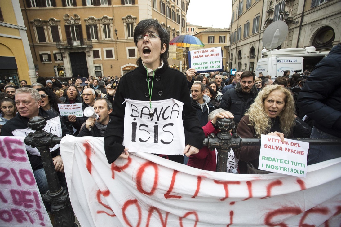 Salva-banche, le proteste dei risparmiatori – FOTO