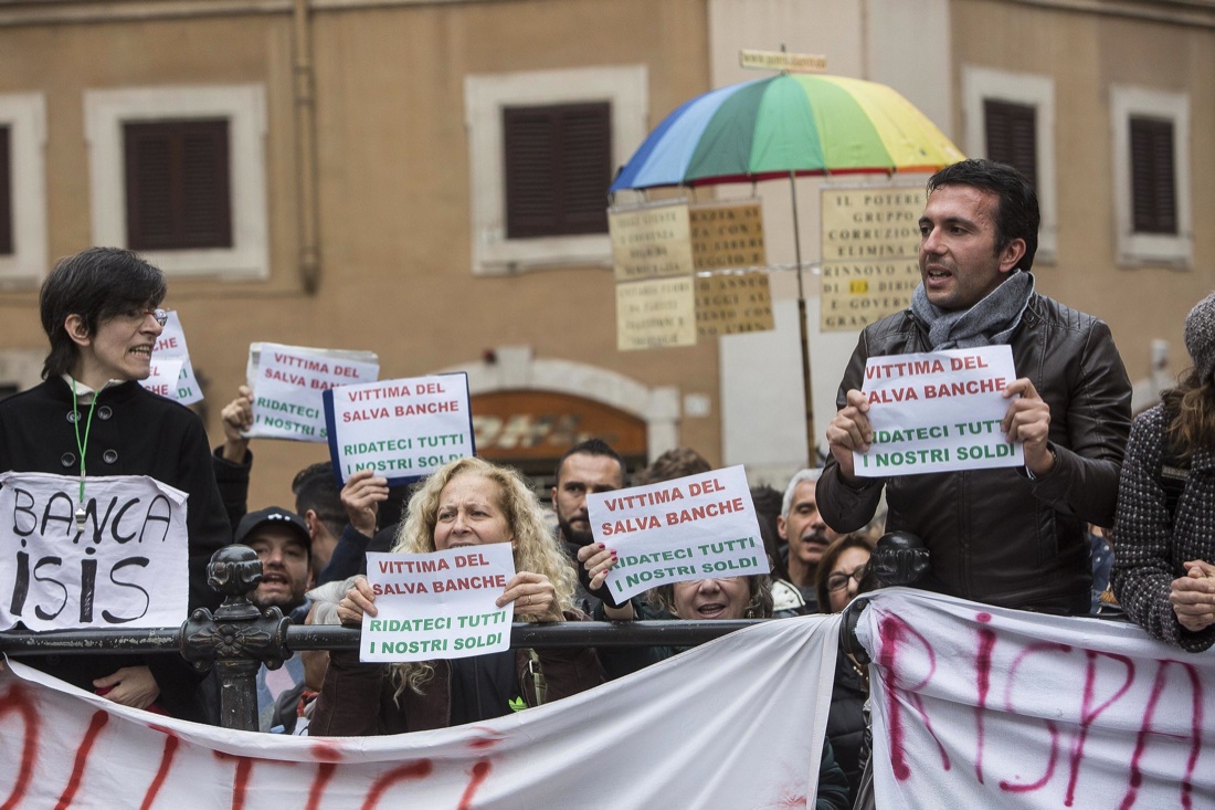 Salva-banche, le proteste dei risparmiatori – FOTO