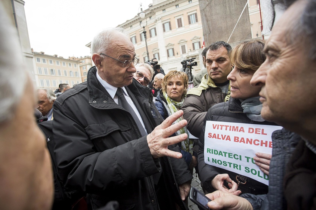 Salva-banche, le proteste dei risparmiatori – FOTO