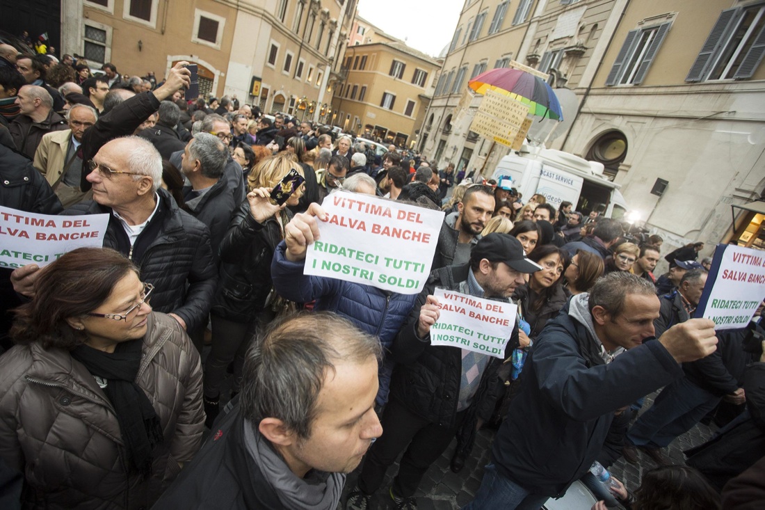 Salva-banche, le proteste dei risparmiatori – FOTO