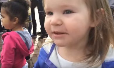 Una bimba riconosce la sua canzone preferita