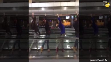 Ballerini in scena sui tapis roulant dell’aeroporto
