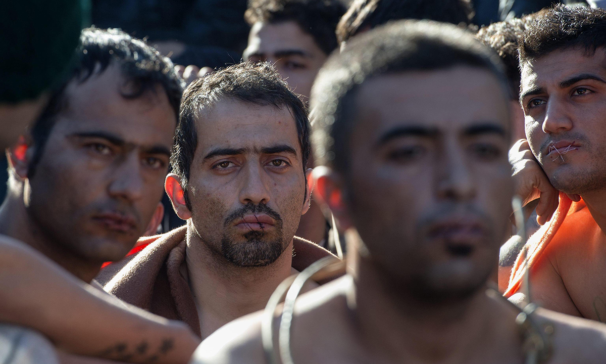 Perde la moglie e sette figli nel Mar Egeo: “Migrare non vale il rischio” Perde la moglie e sette figli nel Mar Egeo: “Migrare non vale il rischio”